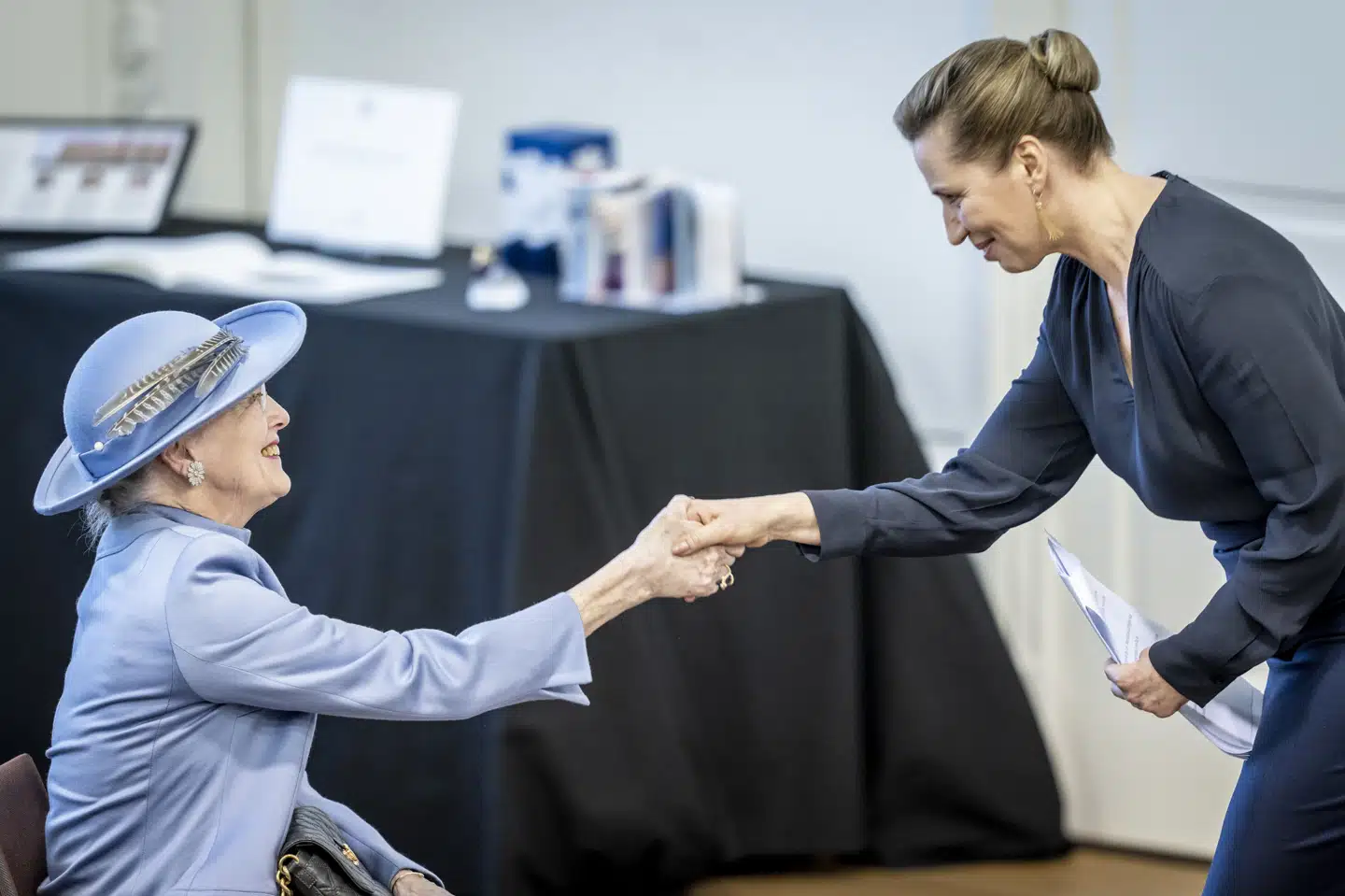 Dronning Margrethe og statsminister Mette Frederiksen under Folketingets markering af dronningens 50-års regentjubilæum.