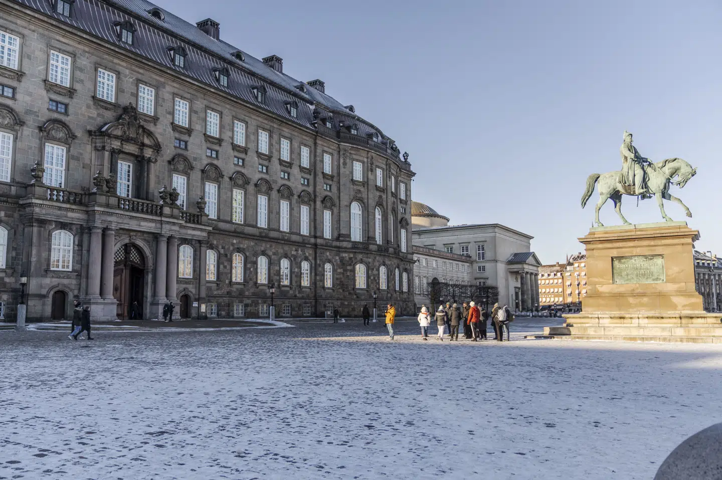 Danmarks kommende konge udråbes fra balkonen på Christiansborg Slotsplads i København søndag. Politiet forventer rigtig, rigtig mange mennesker. Lad bil og cykel blive hjem, og tag i stedet det offentlige derhen - eller kom til fods, lyder opfordringen. (Arkivfoto).