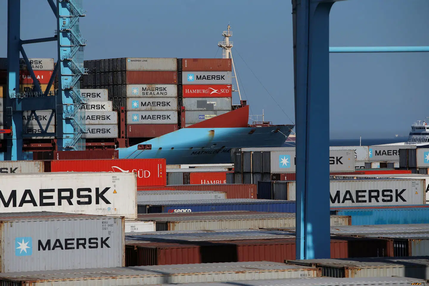 De store containerrederier, herunder Maersk, er begyndt at sende deres skibe rundt om Afrika i stedet for at bruge Suezkanalen og Det Røde Hav. Det gør transporten af produkter noget dyrere for danske B&O. Selskabet er i gang med at overveje alternativer.