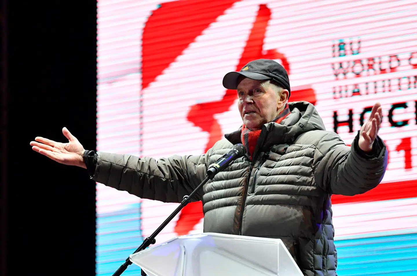 Han var den ukronede konge i det internationale skiskydningsmiljø. Norske Anders Besseberg var leder i 25 år, men anklages nu for at have gået Ruslands ærinde og forhindret dopingafsløringer.