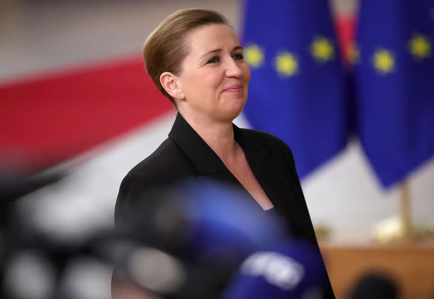 Mette Frederiksen er et varmt navn i Bruxelles i forhold til internationale topposter, og det presser statsministeren.