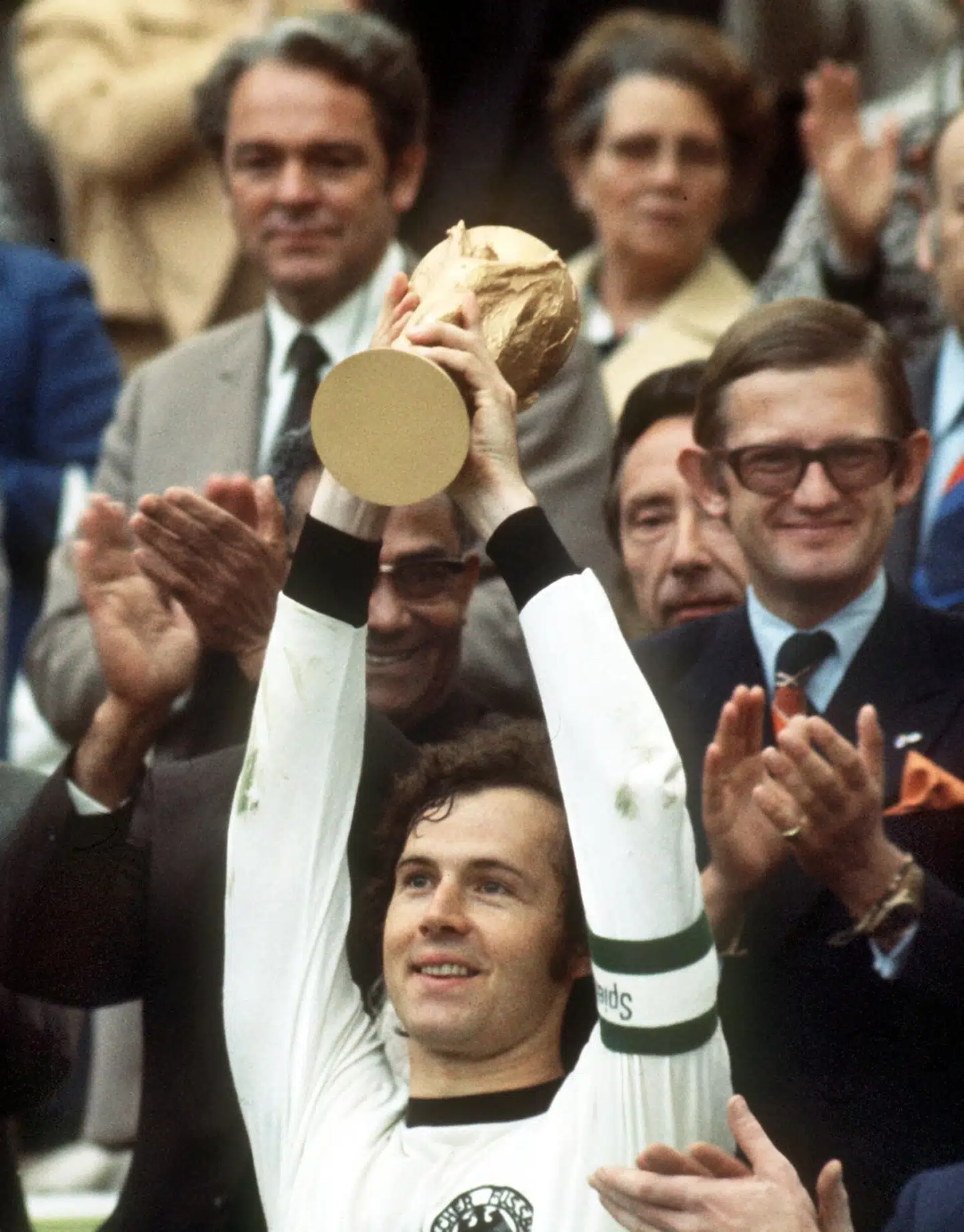 Franz Beckenbauer løfter VM-trofæet i 1974. Arkivfoto: Reeh Hartmut, AP / Scanpix