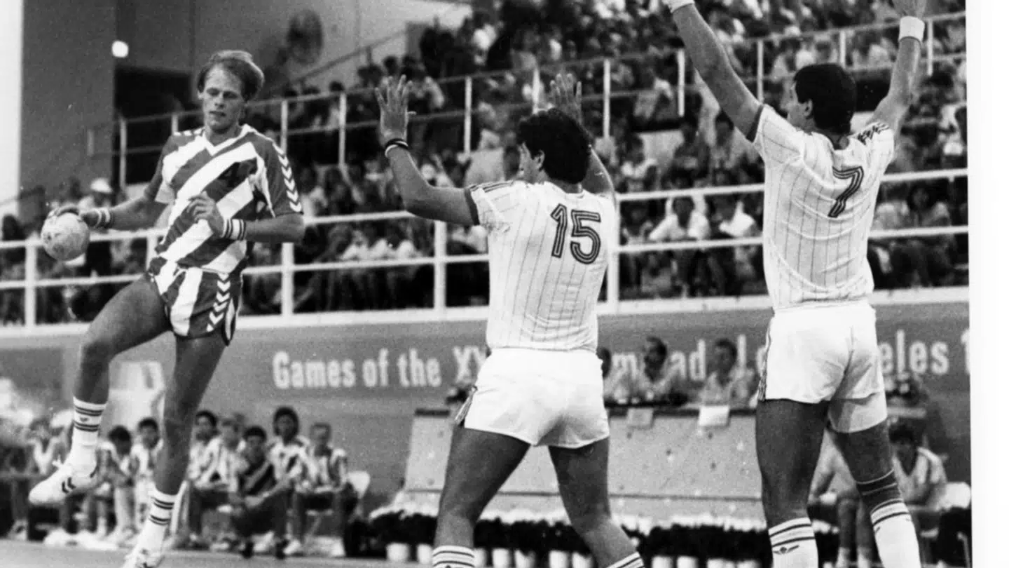 Erik Veje har spillet 233 landskampe for Danmark. Her til OL i 1984.