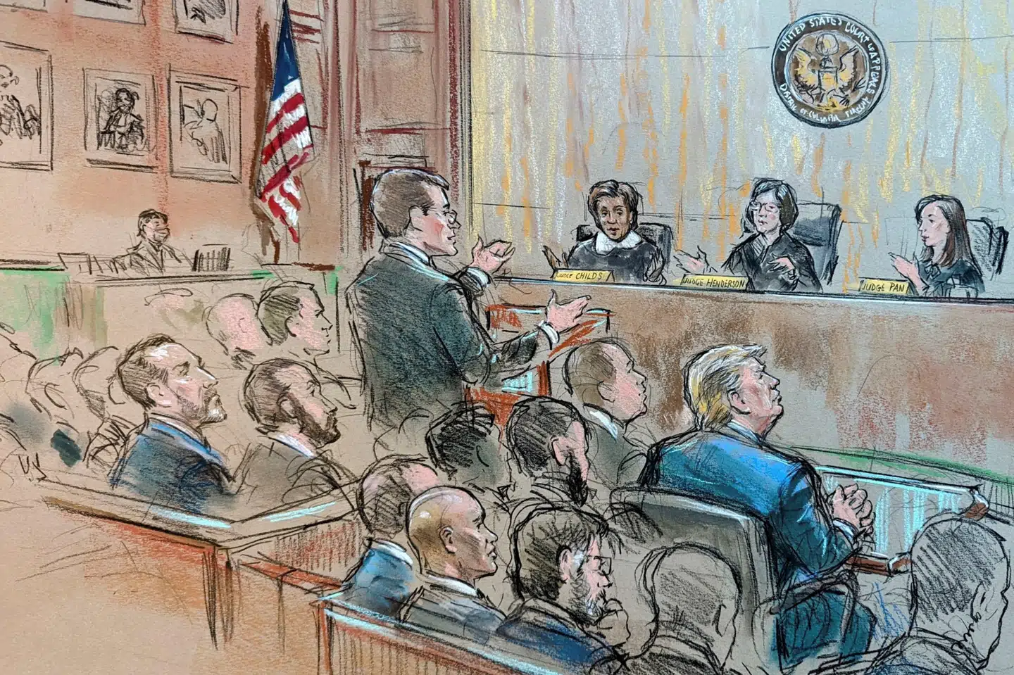 Tidligere præsident Donald Trump ses her under tirsdagens høring, mens specialanklager Jack Smith, som har rejst sagen om valgsvindel, taler foran de tre dommere.