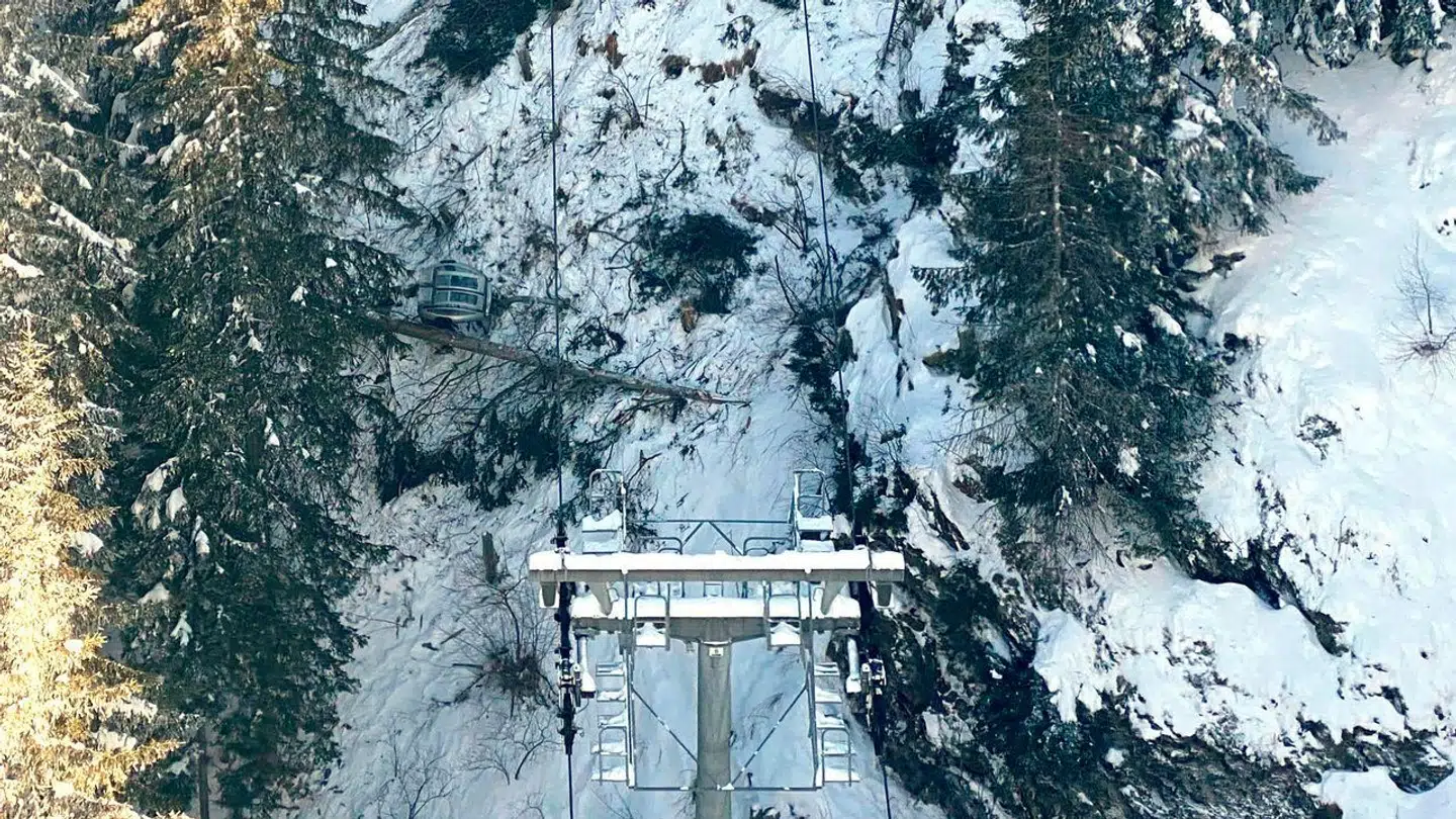 Fire danskere styrtede tirsdag formiddag ned med en svævebanegondol i det østrigske skisportsområde Hochoetz.