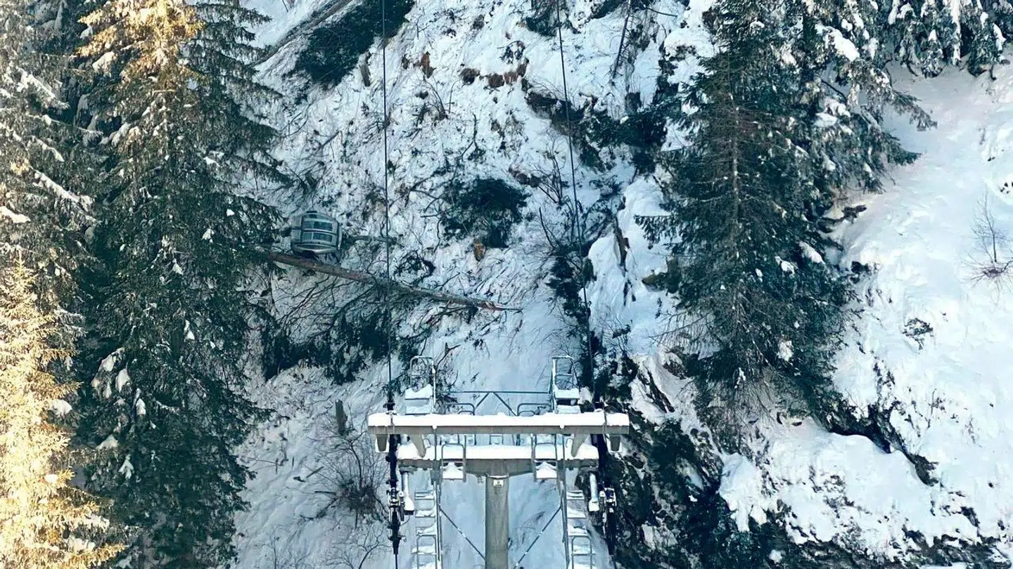 Fire danskere befandt sig tirsdag morgen i en gondol i det østrigske skiområde Hochoetz, da gondolen styrtede ned. Én af danskerne befinder sig på intensivafdeling på et østrigsk hospital.