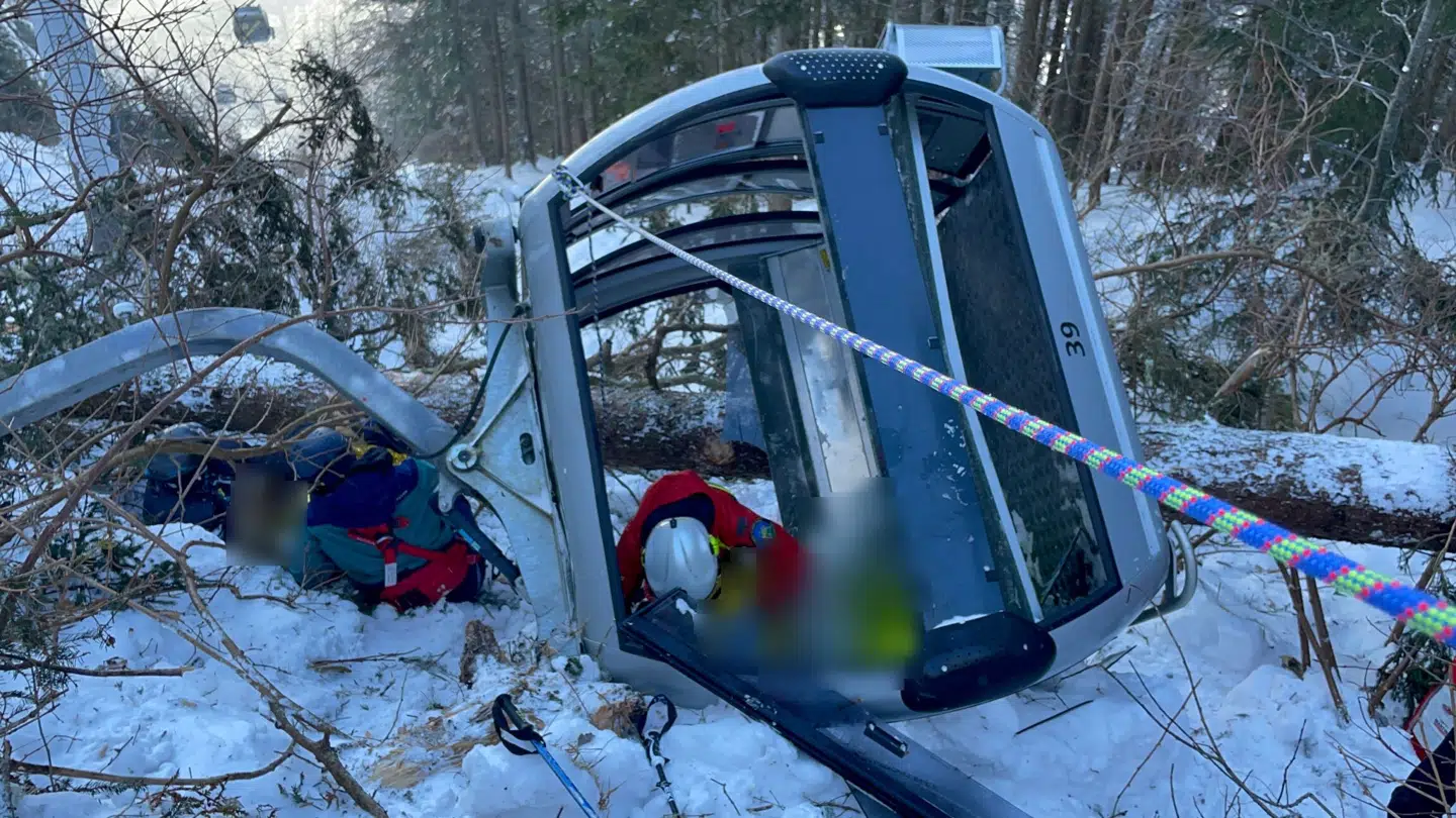 Man kan på billedet ikke se de tilskadekomne, men B.T. har alligevel sløret dele af det, da det ikke er muligt at identificere, hvad redningsmandskabet foretager sig.