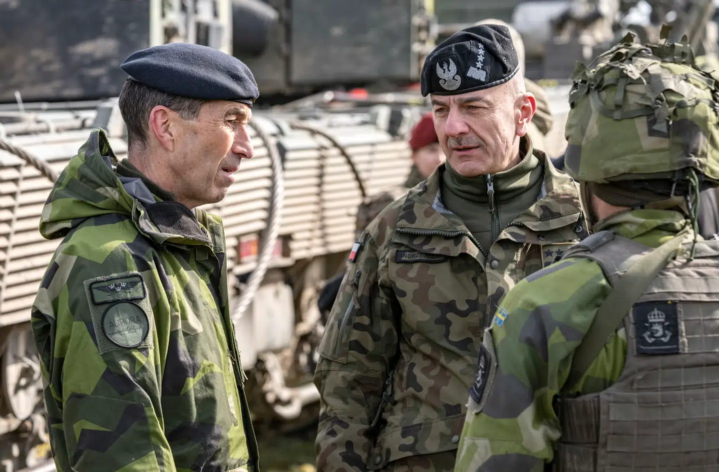 Den svenske forsvarschef, Micael Bydén (tv.). Her i samtale med polske kollegaer under en øvelse.