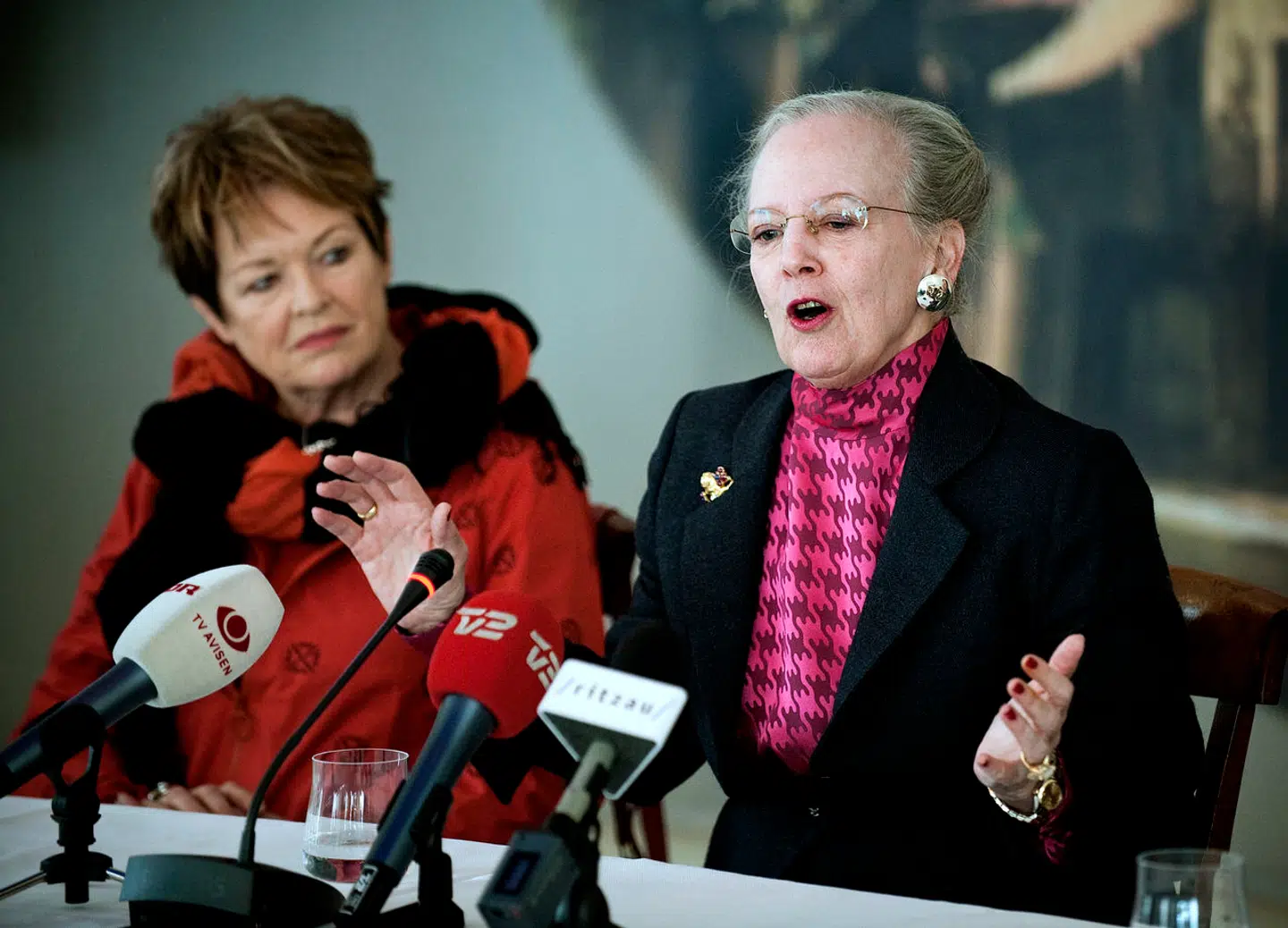 En dybt engageret Dronning Margrethe deltager i pressemødet for 'De vilde svaner' sammen med Ghita Nørby.