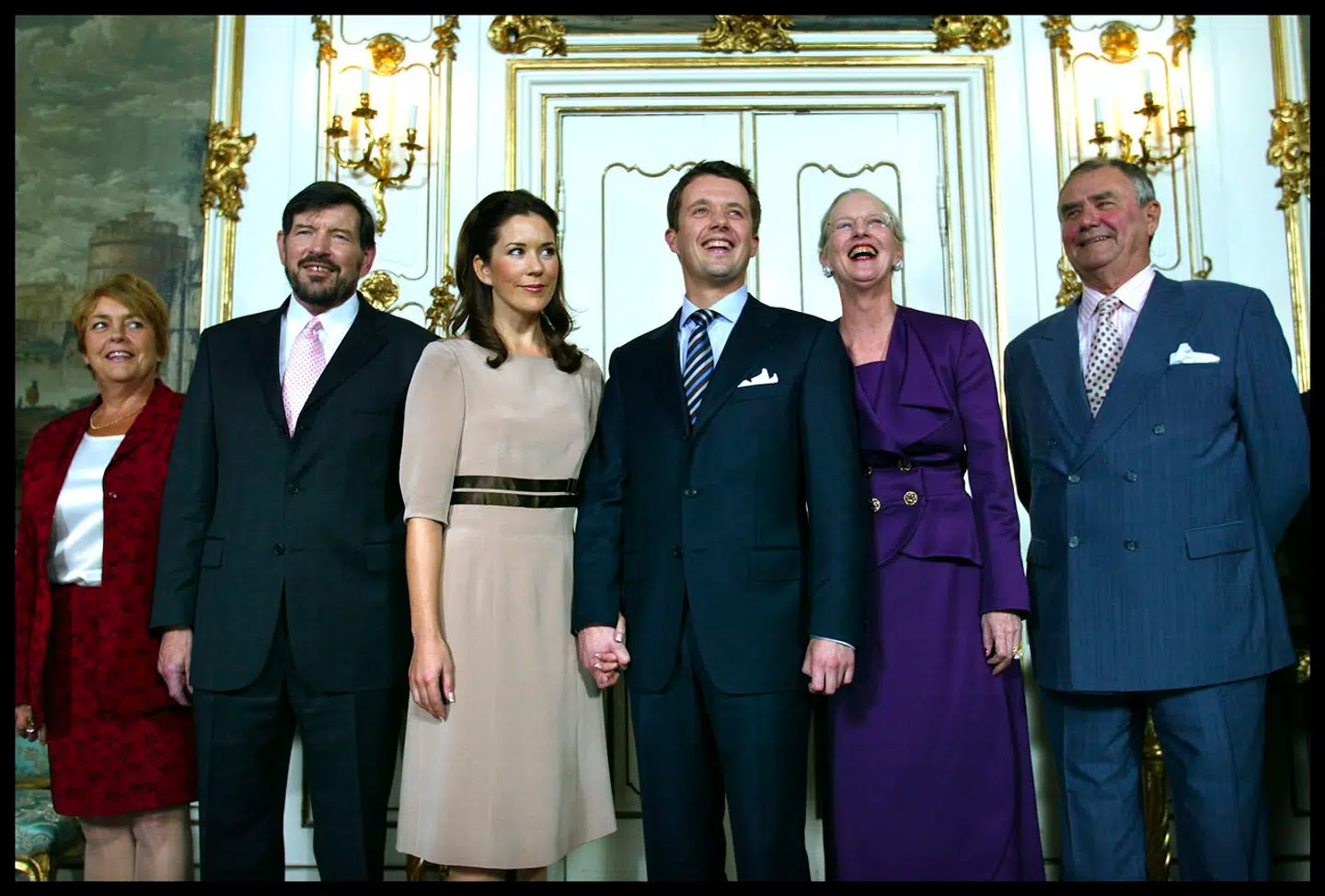 Arkiv. Det kommende kongepar og deres forældre, dronning Margrethe og prins Henrik, samt John Donaldson og hans kone Susan Moody.