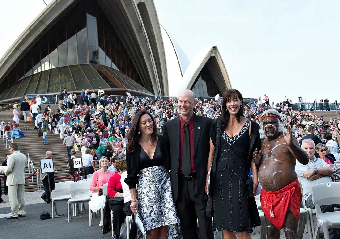 Kronprinsesse Marys søskende Patricia Baily, John Stuart Donaldson og Jane Stephens (set fra venstre) samt en aboriginal deltager i offentlighedens fejring af Operahuset i Sydney, søndag d. 27. oktober 2013.
