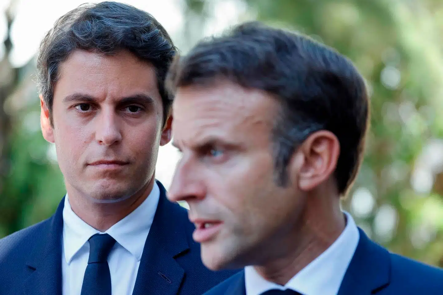 To alen af et stykke. Frankrigs nye premierminister, den blot 34-årige Gabriel Attal (tv.), ligner en klon af sin chef, præsident Emmanuel Macron.