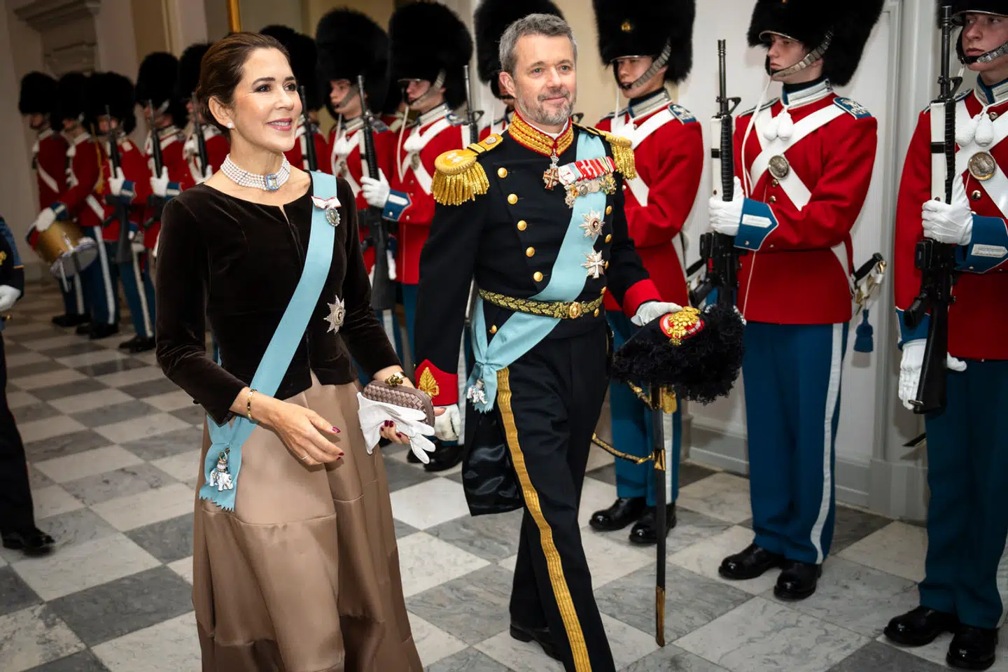 Kronprins Frederik og kronprinsesse Mary ankommer til Dronningens sidste nytårskur. Snart overtager det kommende kongepar de traditionsrige kure.