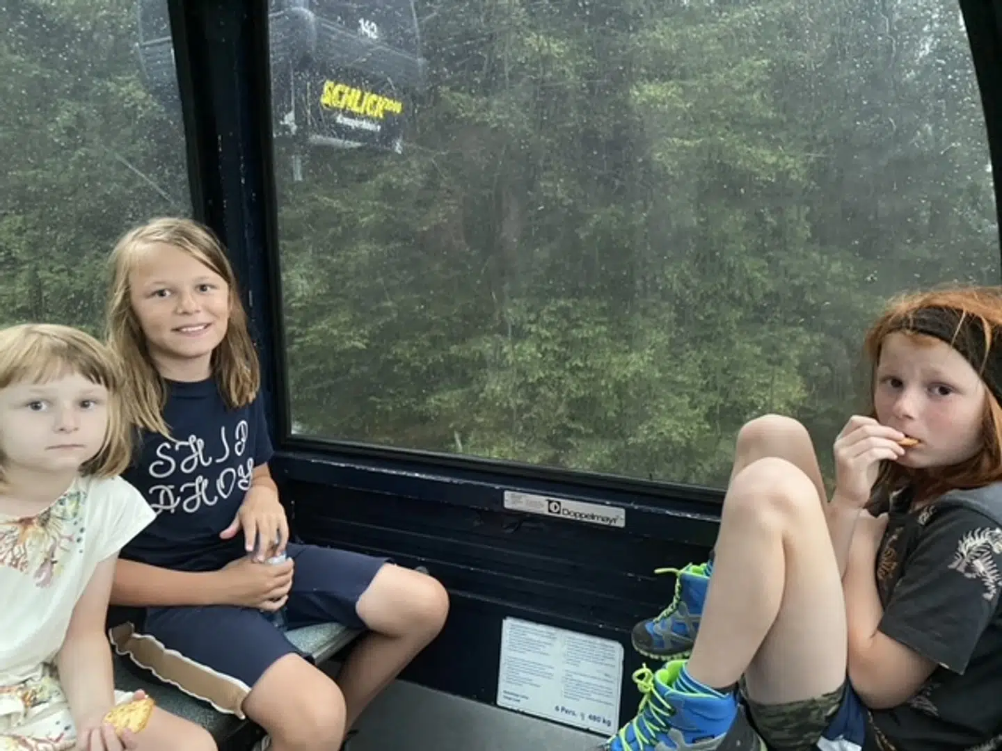 Her kan man se Mette Astrup Tolvers tre børn, da uvejret netop er begyndt. Det er før, gondolen rammer træerne på kabelbanen.