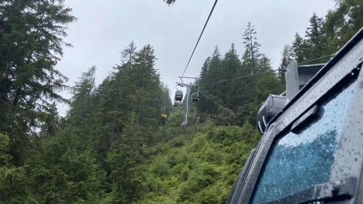 Her tager Mette Astrup Tolver et billede ud af gondolen, da de er kommet forbi de væltede træer. På billedet kan man se en redningshelikopter.