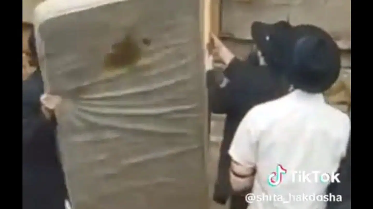 En slidt madras er blevet dagens samtaleemne i USA. (Foto: TikTok/Twitter)