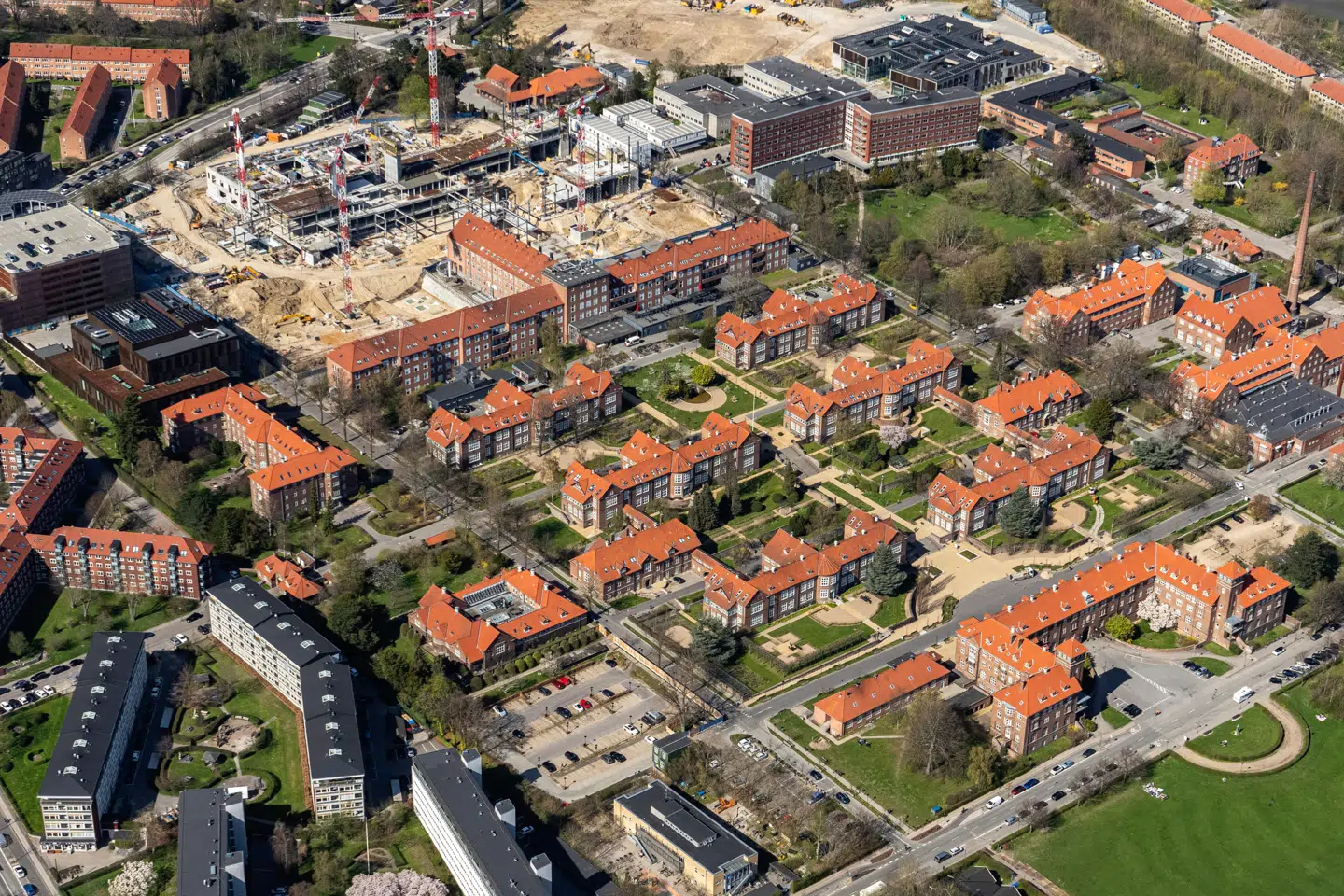 Bispebjerg Hospital skal udvides med et nyt 77.500 kvadratmeter stort akuthus med blandt andet 500 enestuer. Men byggeriet har stort set været gået i stå.