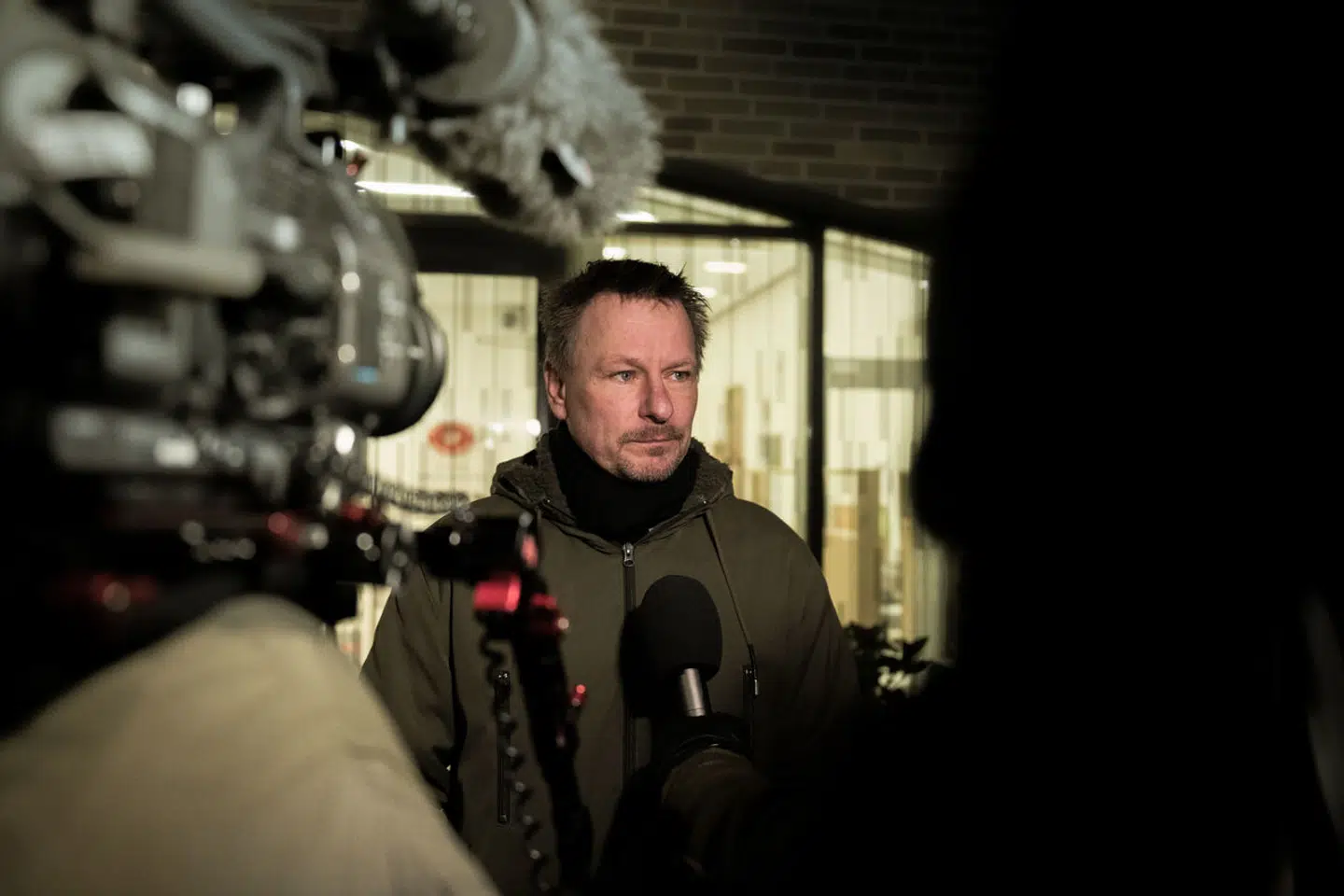 Ebbe Preisler faldt en smule sammen, da det viste sig, at han ikke blev løsladt alligevel, på trods af at dommeren først havde sagt det modsatte. Her ses hans søn, Jonas Preisler, ved retten onsdag eftermiddag.