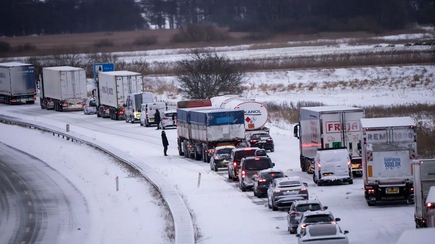 Bilister sidder fast i deres biler på motorvej E45 ved Randers. Snestormen har fanget danskere i deres biler, der står sneet fast på veje landet over.