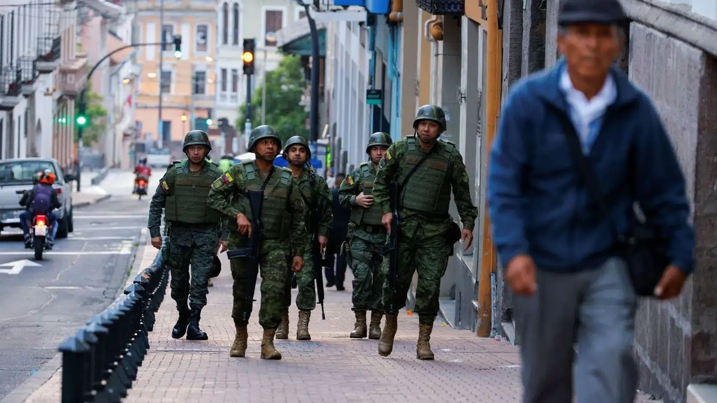 Bevæbnet militær kan ses flere steder i landet.