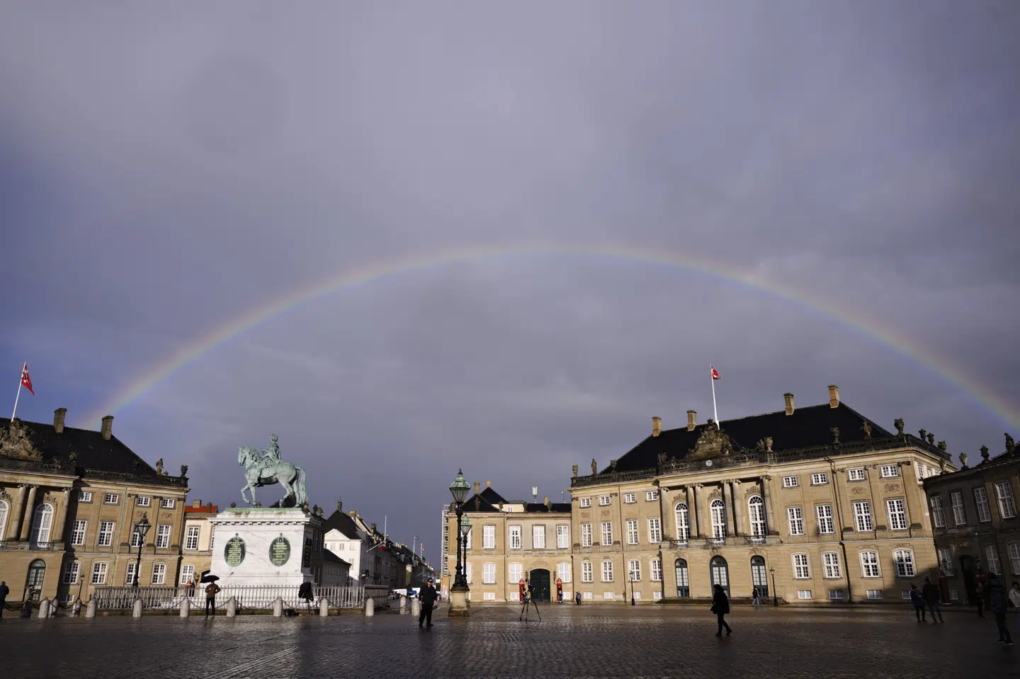 Ved en dronningerunde spiller regenten, som de seneste mange år har været dronning Margrethe, ingen reel rolle i processen, og der foregår ingen politiske forhandlinger på Amalienborg. Når vi får en konge, kan ordet dronningerunden bliver til en kongerunde eller amalienborgrunde. (Arkivfoto).