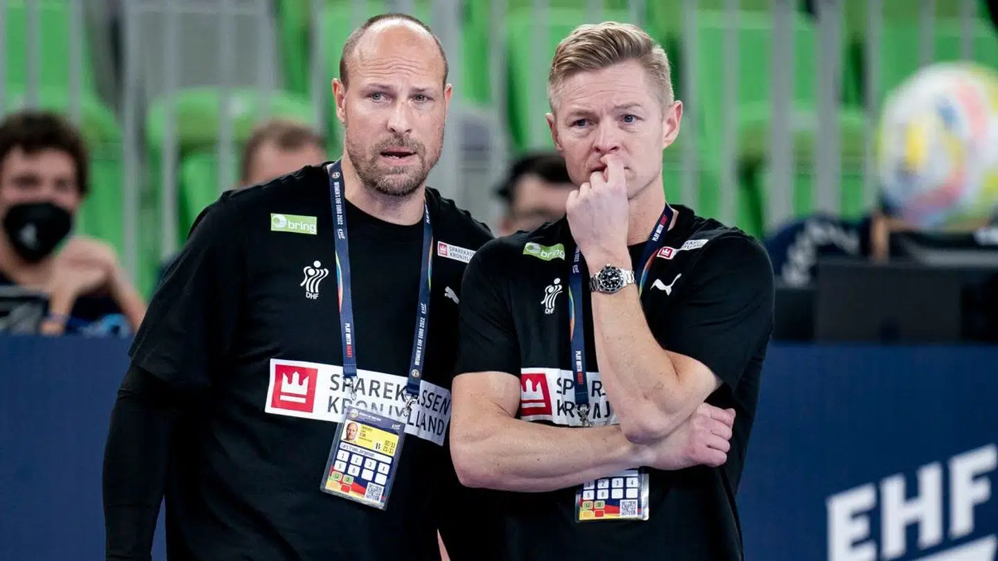 Lars Jørgensen (tv.) er assistenttræner på det danske kvindehåndboldlandsholdet, mens Jesper Jensen (th.) er træner.