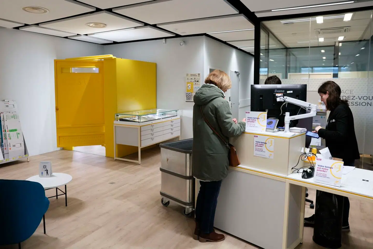 Her står den i baggrunden – den gule »postkasse«, der er et omklædningsrum, hvor man på posthuset straks kan vurdere, om tøjet i den ankomne pakke nu også passer.