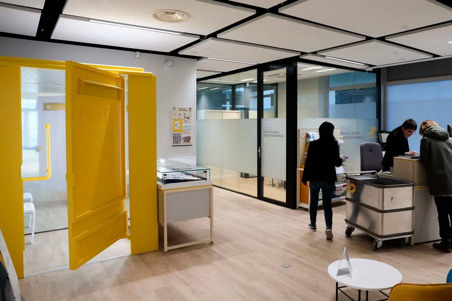 Der står en stol, et spejl og en hylde i den gule postkasse, hvor man kan prøve sit nyhentede tøj og hurtigt returnere det, hvis det ikke passer.