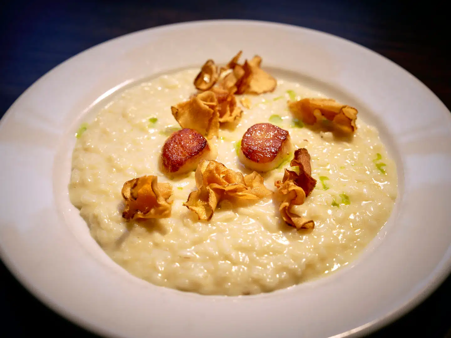 Restaurant Enomania har siddet tungt på risotto-tronen i femten år, og der bliver de siddende, mener Berlingskes gastronomiredaktør, Søren Jacobsen Damm. På billedet: Risotto med kammusling og fritterede jordskokker. Klassiske smage eksekveret til perfektion.