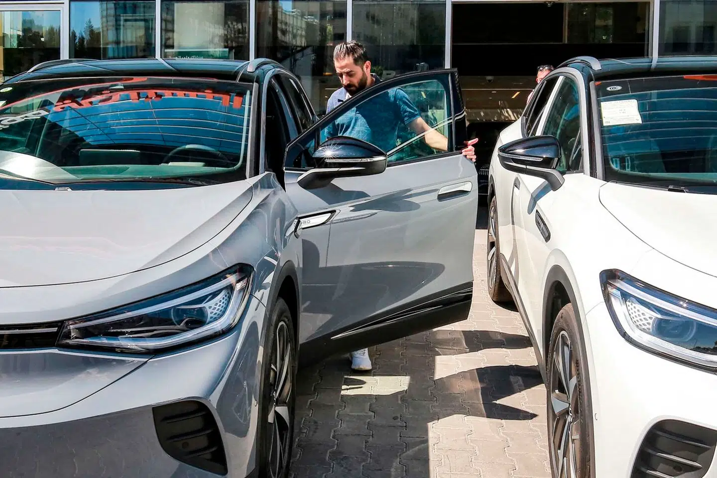 Kloden over er der blevet set på – og købt – elbiler i stor stil i 2023, men væksten tager af, og i 2024 kan ændringer i Tyskland påvirke det danske marked.