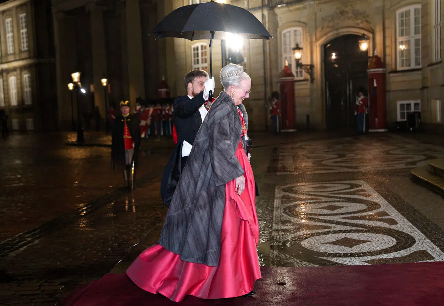 Erik Lam trak sig som konge i år 1146 på grund af helbredsproblemer. Først nu er der en anden monark, der tager samme beslutning, forklarer Berlingskes kongehuskommentator, Jakob Steen Olsen.