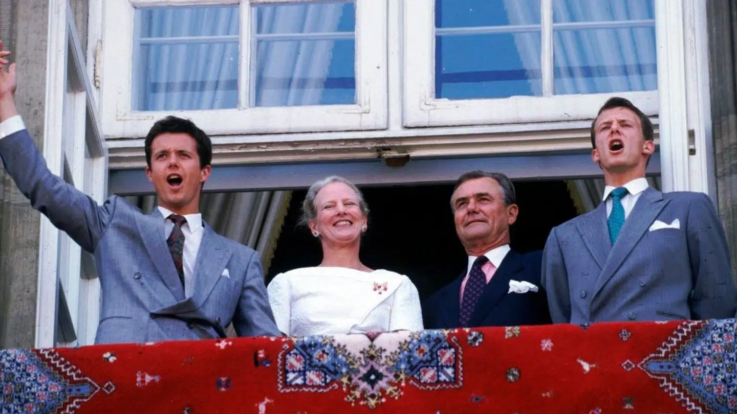 Kronprins Frederik og prins Joachim råber for, da danskerne i 1992 ønsker dronning Margrethe og prins Henrik tillykke med deres sølvbryllup.
