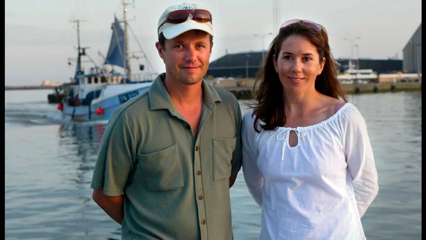 Kronprins Frederik og kronprinsesse Mary fotograferet på havnen i Skagen i 2003.