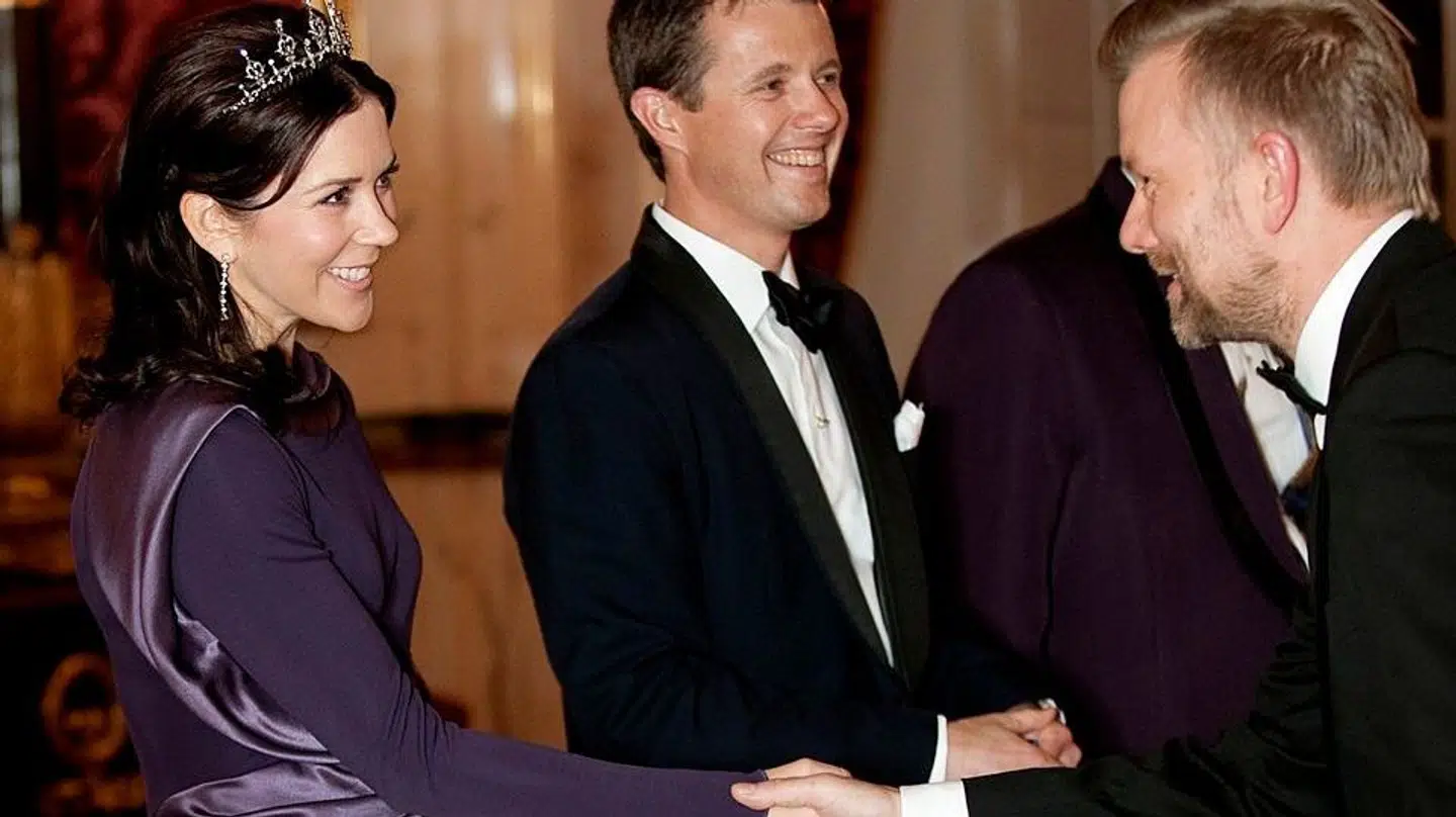 Casper Christensen hilser på Kronprinsparret ved et aftenselskab for kultur og sport på Christiansborg.