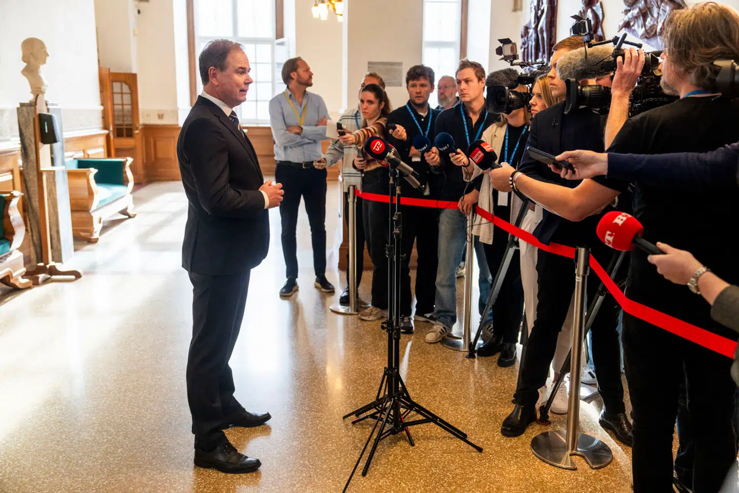 Finansminister Nicolai Wammen (S) reagerer på hård kritik fra KL-formand Martin Damm (V), der er i oprør over regeringens forbrug på administrationen. Regeringen arbejder på sagen, forsikrer finansministeren.