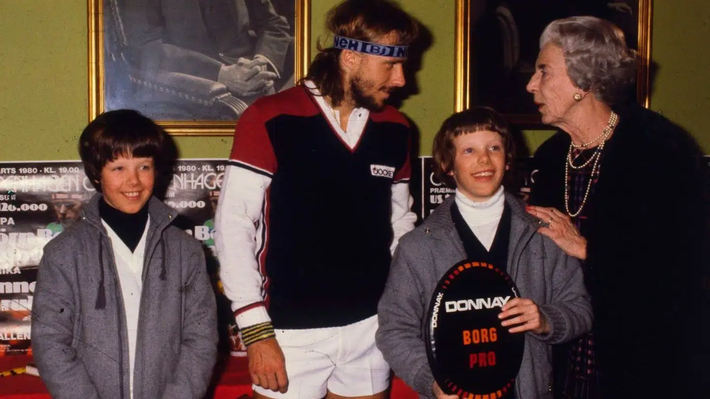 Den 5. marts 1980 hilste kronprins Frederik, prins Joachim og dronning Ingrid på tennis-legenden Björn Borg, der spillede i KB Hallen.