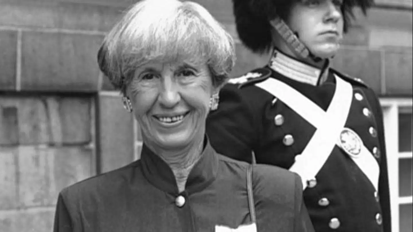 Lise Nørgaard foran Christiansborg med sit nye ridderkors i 1994.