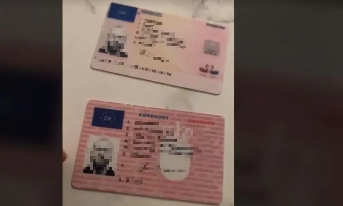 En person i en gruppe påstår, at han gennem en bagmand kan lave falske pas, id-kort og kørekort.