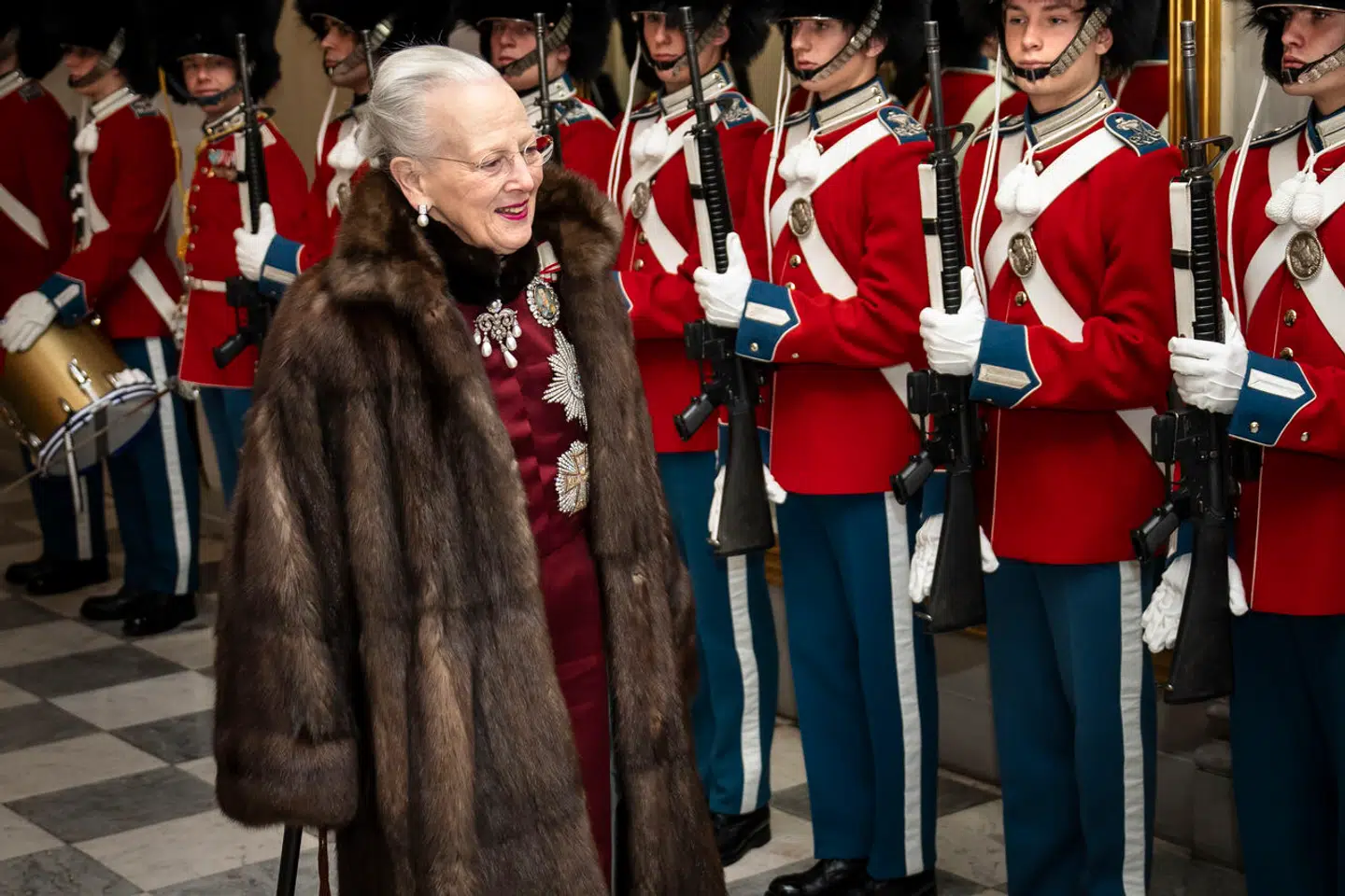 »Min teori er, at Dronningen er et så eksemplarisk væsen, når det kommer til sprog, høflighed og dannelse, at det simpelthen påvirker, hvordan man opfører sig, når det handler om noget royalt,« skriver Signe Wolff Ravneberg.