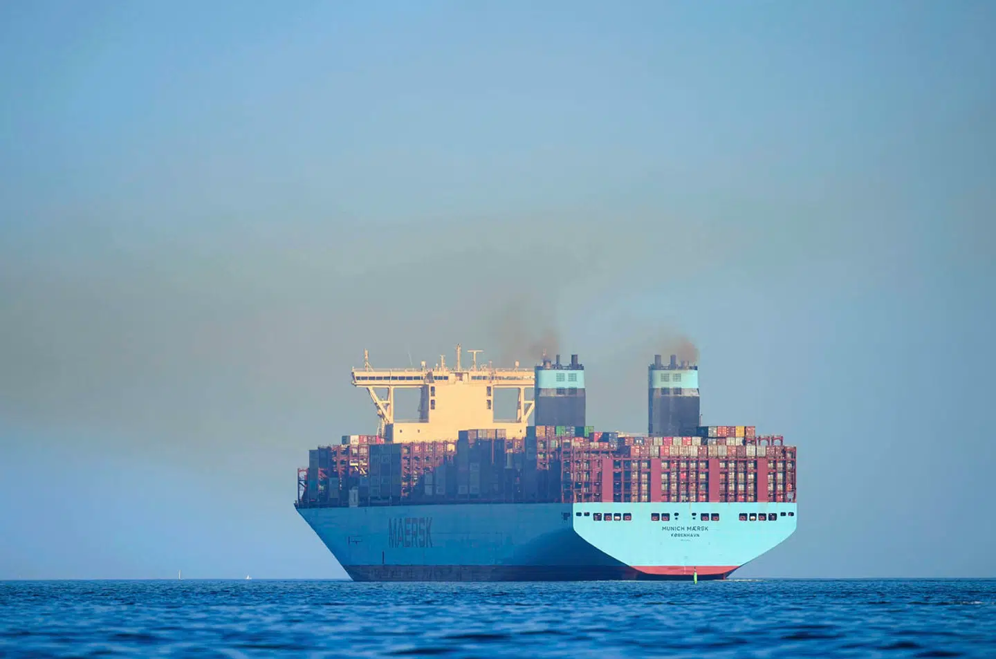 A.P. Møller - Mærsk, der er et af verdens største shippingselskaber, sender nu et opråb til det internationale samfund om at tackle sikkerhedssituationen i farvandene omkring den arabiske halvø.