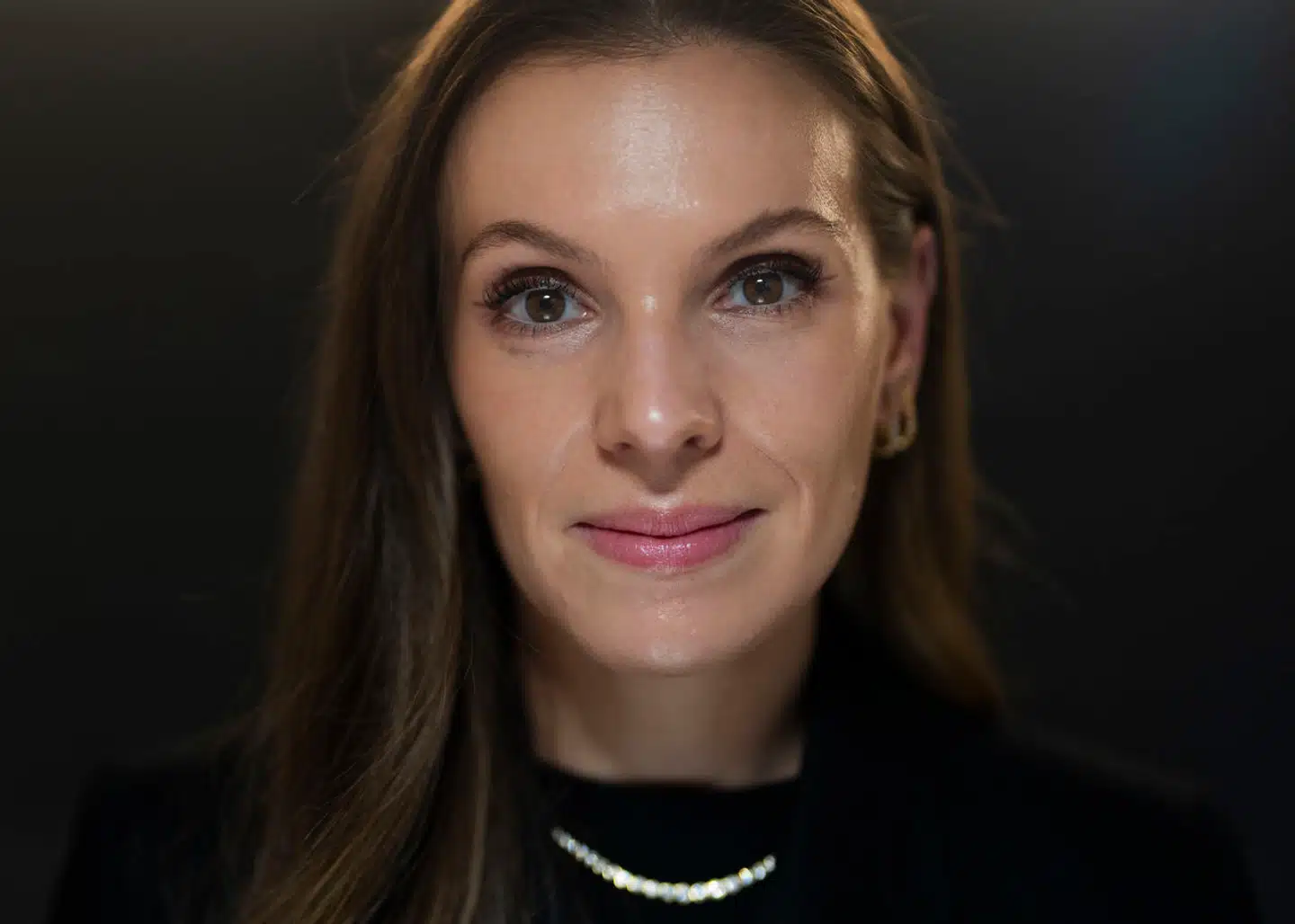 Isabella Hindkjær blev i 2022 en del af Berlingskes Talent100-liste og er i dag chef for P3 på DR. Men vejen op ad rangstigen har ikke været helt uden modvind.