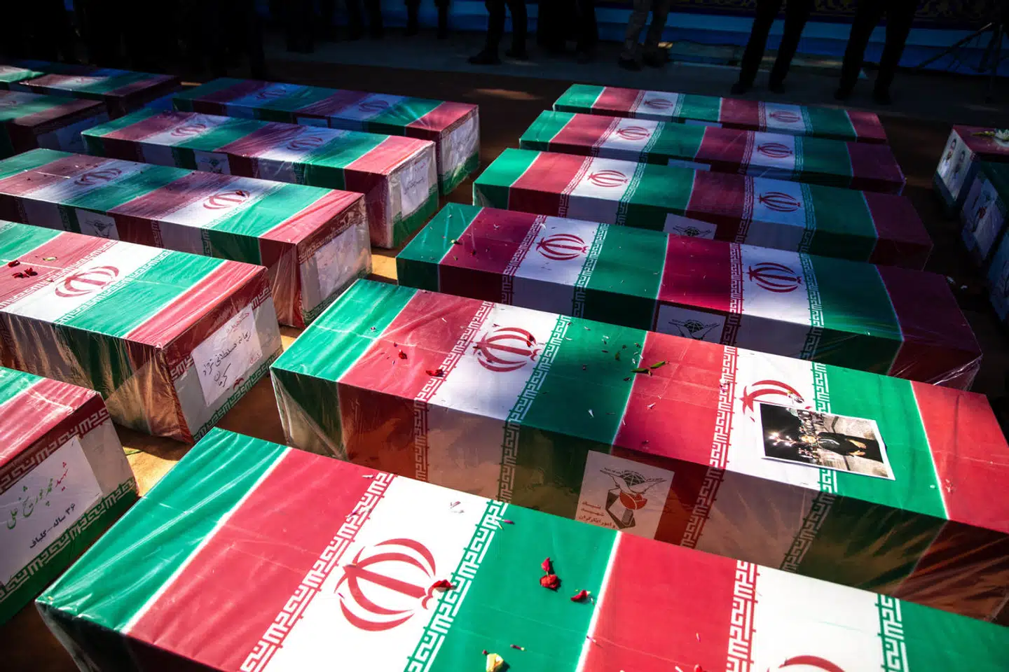 Islamiske fundamentalister ligger også i indbyrdes krig. Islamisk Stat har taget ansvaret for det terrorangreb, der fandt sted under en mindehøjtidelighed for den iranske general Qassem Soleiman på fireårsdagen for USAs snigmord på ham. Over hundrede af de fremmødte omkom. Her ses deres kister. Foto: Amir Morad, Scanpix