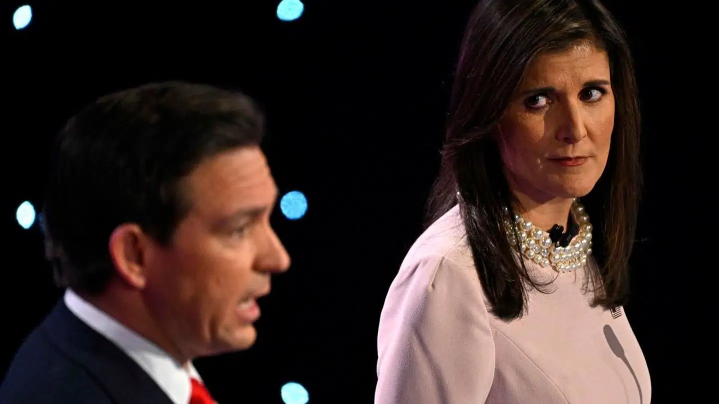 Ron DeSantis og Nikki Haley i forbindelse med den seneste debat mellem det to. Netop DeSantis og Haley har ekstremt meget på spil i Iowas caucus-valg.