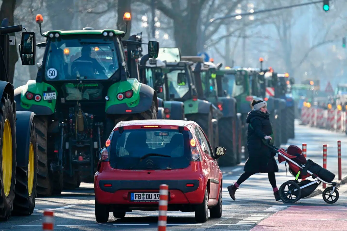 »Selvom man skal være voksen for at få stort kørekort, forhindrer det åbenbart ikke, at man opfører sig som et barn,« skriver Ida Auken om traktordemonstrationer. Her demonstreres i Tyskland.