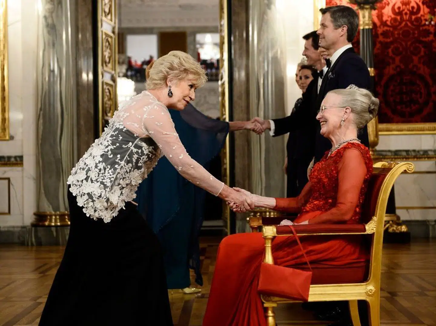 Tre gange har Birthe Kjær været til hofbal hos Dronningen. Her hilser de ved ballet i 2016.