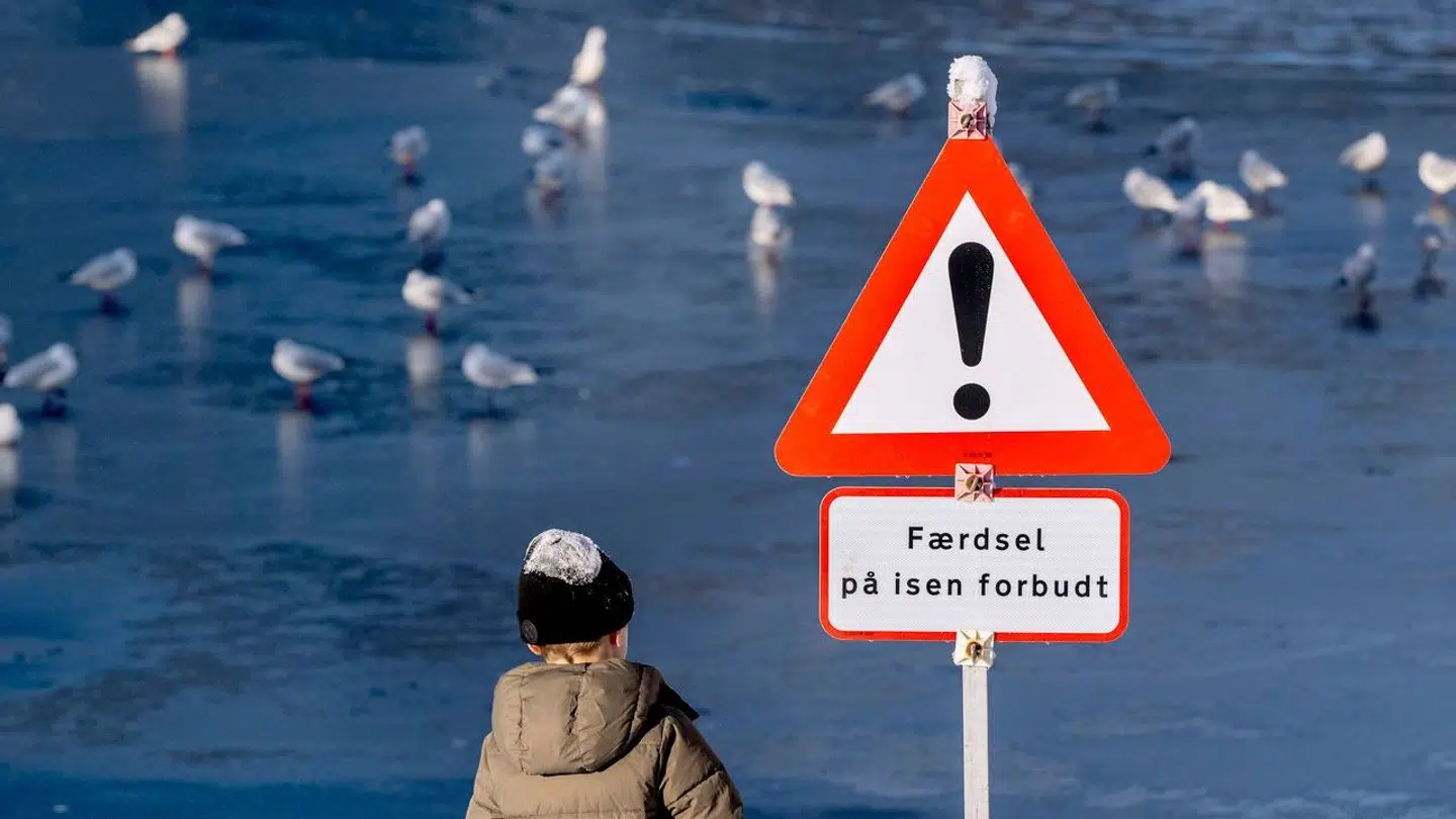 Hold øje med skilte, før du bevæger dig ud på isen.