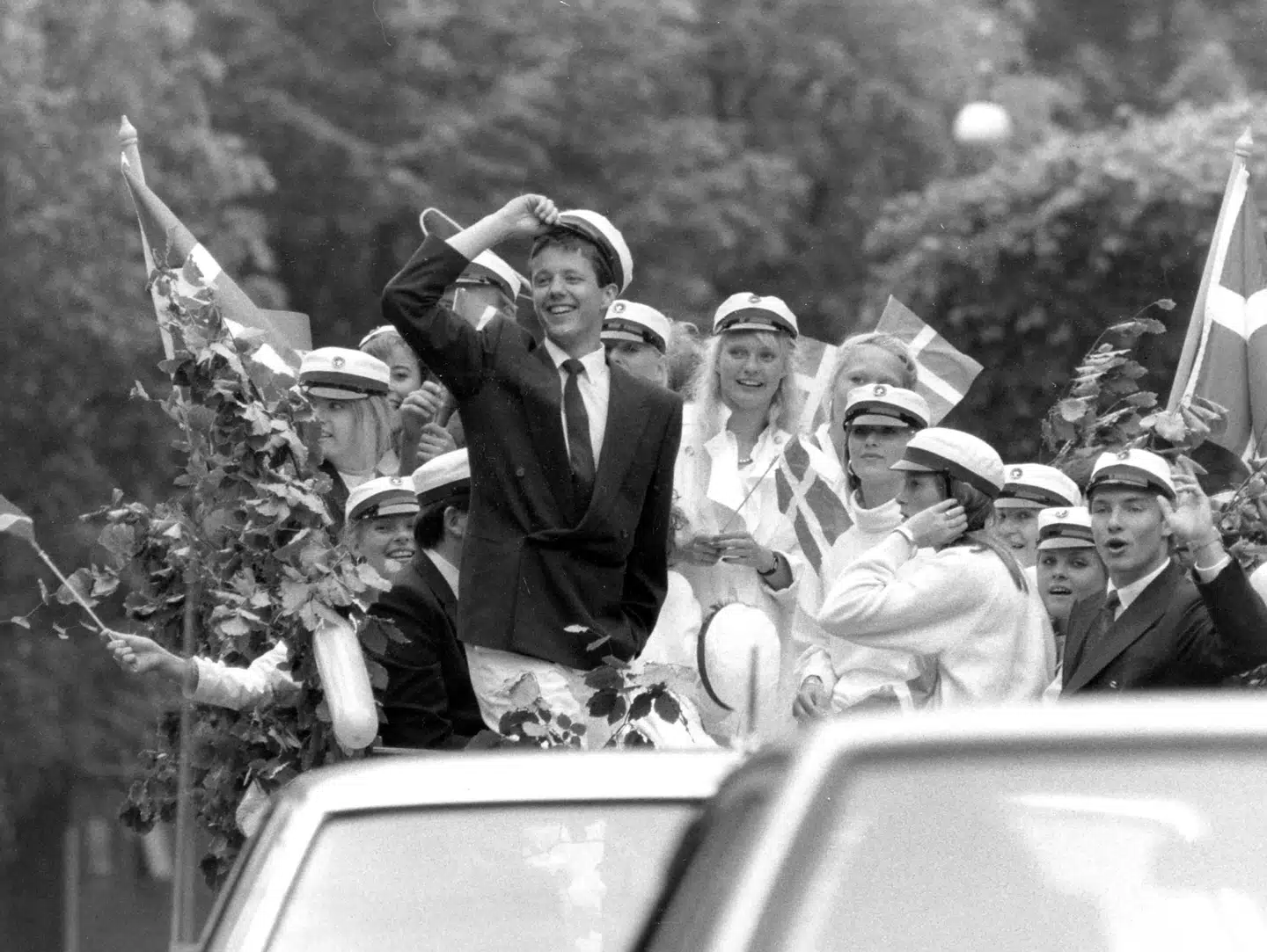 Kronprins Frederik fejrer sin studentereksamen fra Øregård Gymnasium sammen med sine klassekammerater i 1986. Foto: Martin Henrichsen, Scanpix