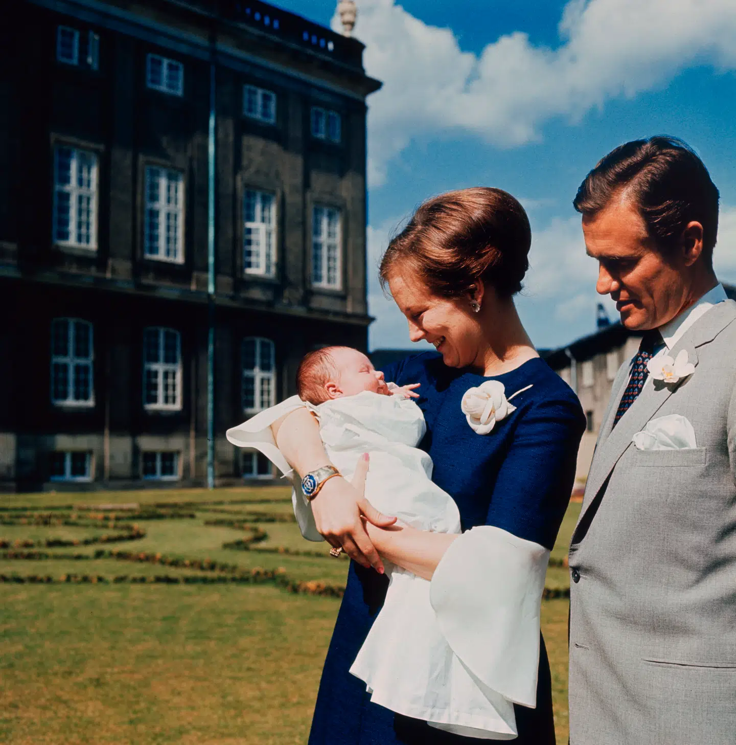 Dronning Margrethe og prins Henrik viser deres førstefødte, kronprins Frederik, frem for pressen i 1968. Foto: Allan Moe, Scanpix