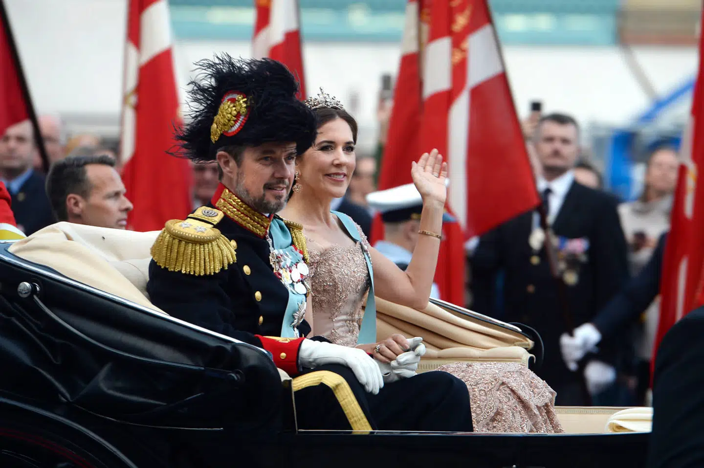 Kronprins Frederik og kronprinsesse Mary kører søndag til Christiansborg som kronprinspar og tilbage til Amalienborg som regentpar. (Arkivfoto)