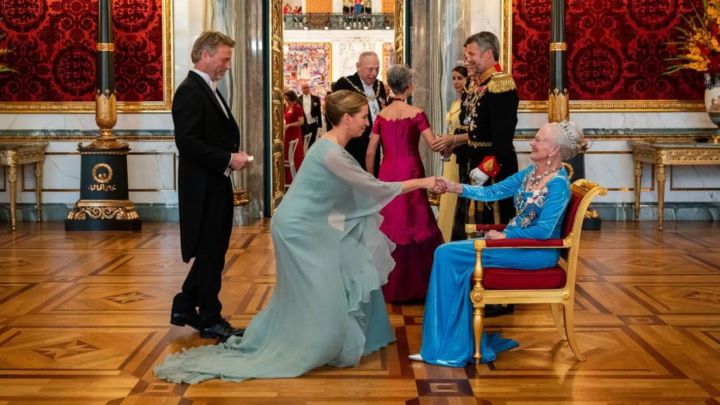 Statsminister Mette Frederiksen hilser på dronning Margrethe, der sammen med det daværende kronprinspar tog imod gæsterne til gallamiddag på Christiansborg Slot i anledningen af Dronningens 50 års regeringsjubilæum.